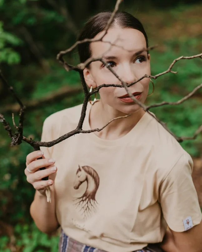 Žena nosi AVA majicu u prirodi kao dio priče o mjestu i uspomenama